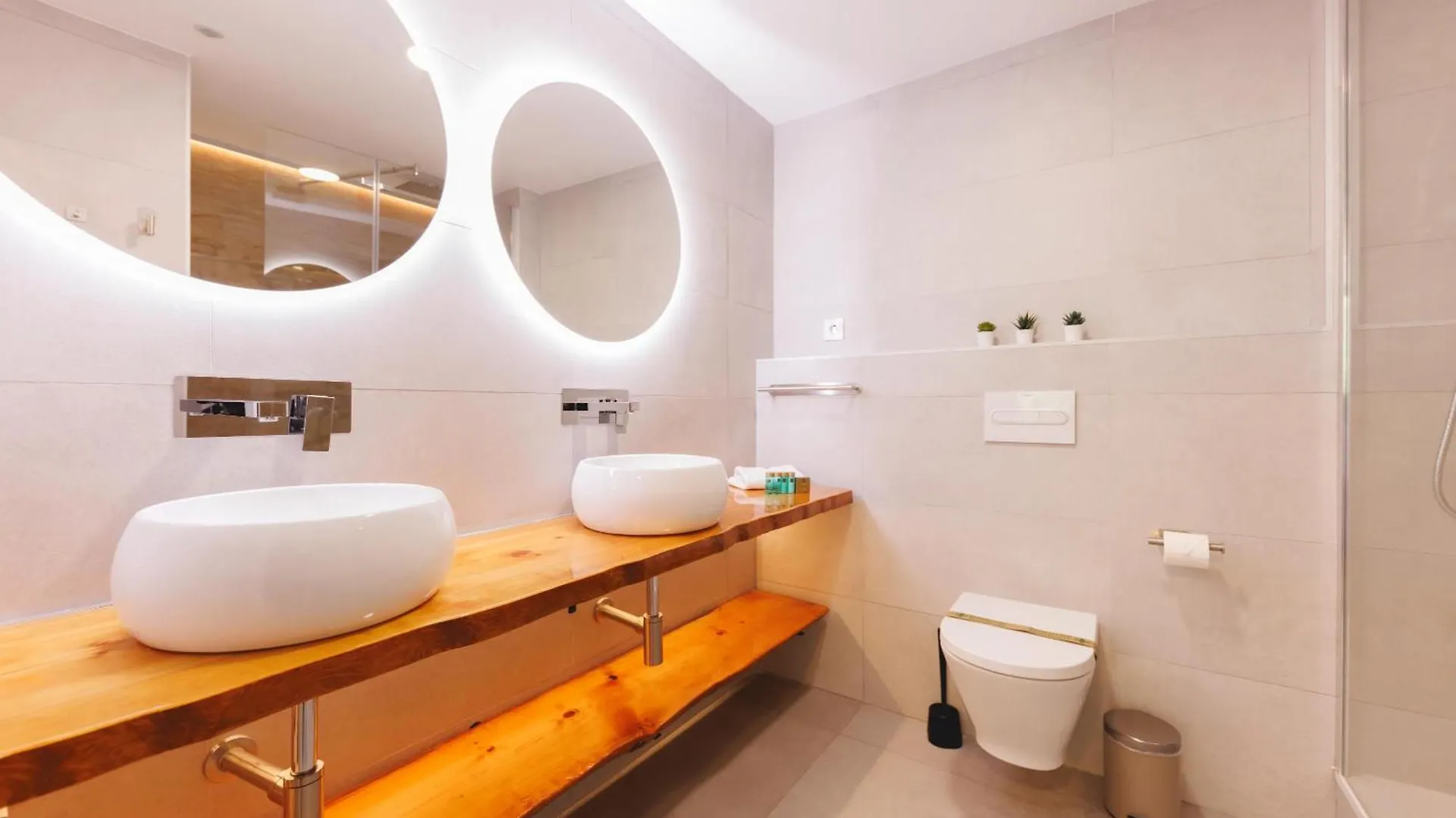 Apartment Bravissimo Turbau Entresol A, With 3 Bedrooms Girona